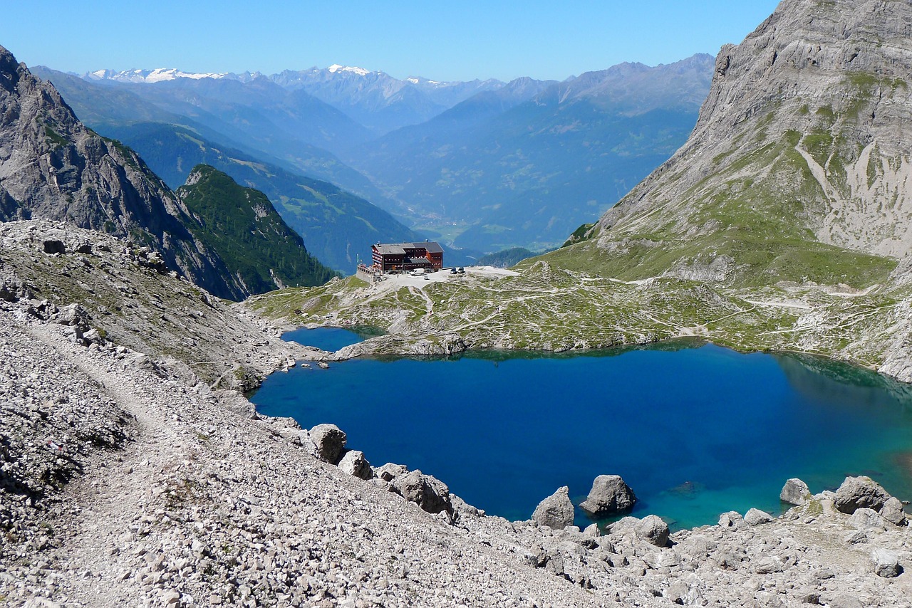 Matrei hütte und See